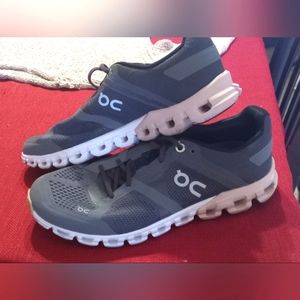 WOMENS RUNNING SHOE "ON" SZ 6 1/2